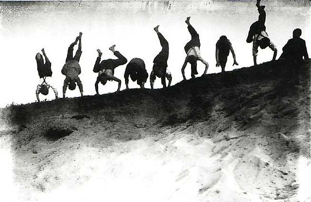 640px-HEINRICH-ZILLE-Handstands-1900